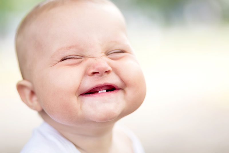 Bebe-feliz-y-sonriente.-Inteligencia-emocional.-Psicologos-gran-Via