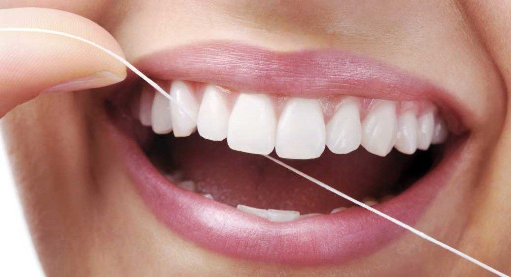 Usar hilo dental una vez al día
